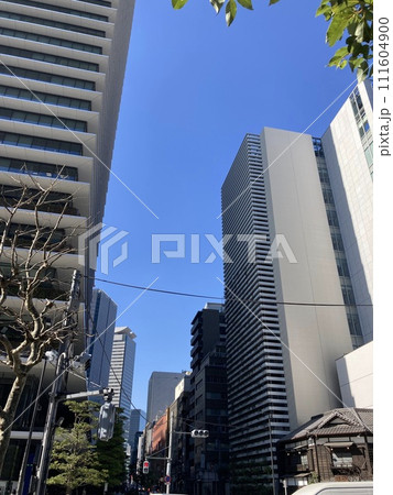高層ビルが建ち並ぶ都市景観 高層ビルが建ち並ぶ都市景観 111604900