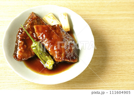 ブリの照り焼きと素揚げのししとうと長ねぎを俯瞰で撮影 ブリの照り焼きと素揚げのししとうと長ねぎを俯瞰で撮影 111604905