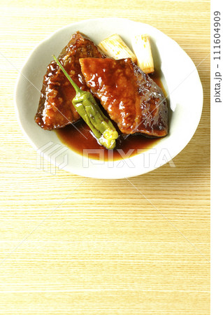 ブリの照り焼きと素揚げのししとうと長ねぎを俯瞰で撮影 ブリの照り焼きと素揚げのししとうと長ねぎを俯瞰で撮影 111604909