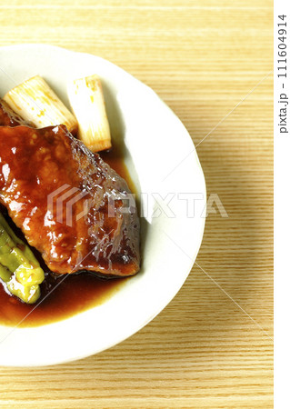 ブリの照り焼きと素揚げのししとうと長ねぎを俯瞰で撮影 ブリの照り焼きと素揚げのししとうと長ねぎを俯瞰で撮影 111604914