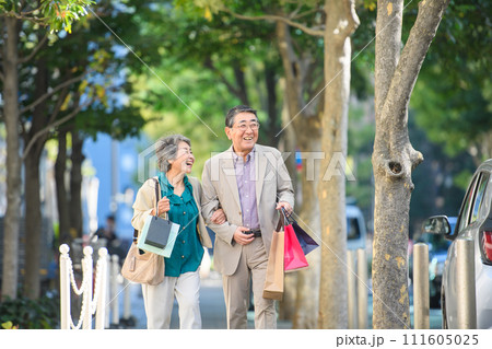 シニア カップル ショッピング シニア カップル ショッピング 111605025