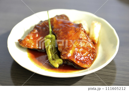 ブリの照り焼きと素揚げのししとうと長ねぎ ブリの照り焼きと素揚げのししとうと長ねぎ 111605212