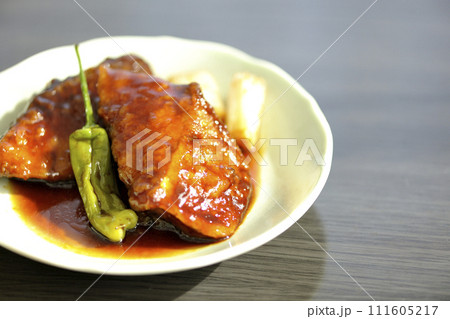 ブリの照り焼きと素揚げのししとうと長ねぎ 111605217