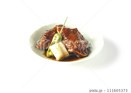 ブリの照り焼きと素揚げのししとうと長ねぎを白背景で撮影 ブリの照り焼きと素揚げのししとうと長ねぎを白背景で撮影 111605373