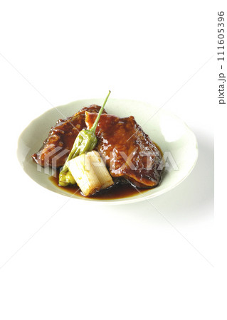 ブリの照り焼きと素揚げのししとうと長ねぎを白背景で撮影 ブリの照り焼きと素揚げのししとうと長ねぎを白背景で撮影 111605396