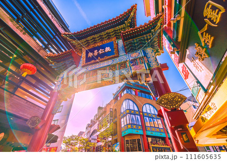 日本の横浜都市景観 2月。冬晴れの横浜中華街・善隣門などを望む。青空が広がる…輝く新時代へ＝8日 111605635