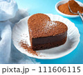 ハート形のシンプルなチョコレートケーキ(AI生成素材) 111606115