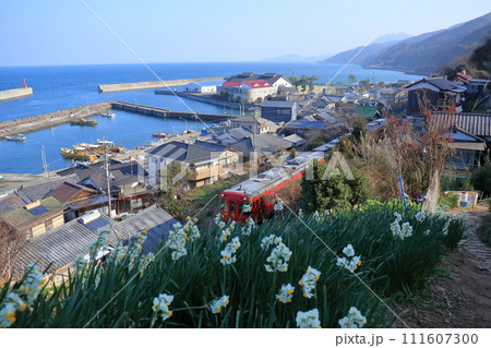 伊予灘を走る観光列車 冬 (愛媛県 伊予市) 伊予灘を走る観光列車 冬 (愛媛県 伊予市) 111607300