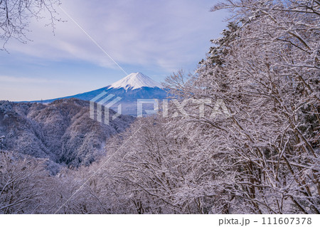 （山梨県）日本の冬景色・降雪後の御坂路から望む富士山 111607378
