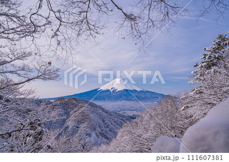 (山梨県)日本の冬景色・降雪後の御坂路から望む富士山 (山梨県)日本の冬景色・降雪後の御坂路から望む富士山 111607381