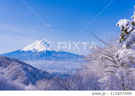 （山梨県）日本の冬景色・降雪後の御坂路から望む富士山 111607408
