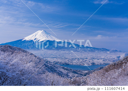 (山梨県)日本の冬景色・降雪後の御坂路から望む富士山 (山梨県)日本の冬景色・降雪後の御坂路から望む富士山 111607414