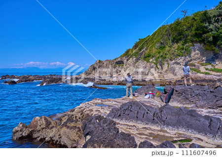神奈川県横須賀市の荒崎海岸から西側の眺望(富士山,相模湾,釣り人など) 111607496