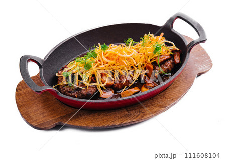 steak with mushrooms and onion chips 111608104