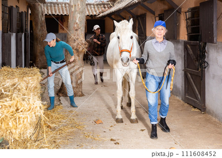 Women horse breeders working in ranch Women horse breeders working in ranch 111608452