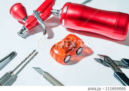 自動車を組み立てるイメージ　産業　整備 111609066