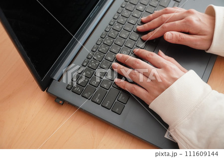 PCを触る女性の手 111609144
