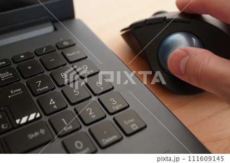 トラックボールを使ってPC操作 111609145