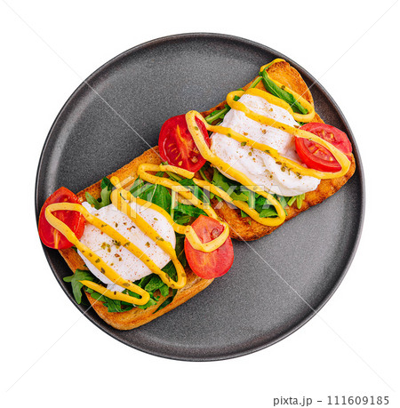 Poached egg with arugula, cherry tomatoes and toast 111609185