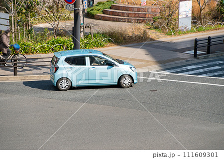 交差点を左折する軽自動車 111609301
