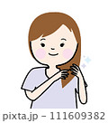 ヘアケアをする女性 111609382