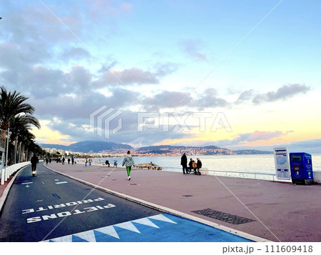 夕方のニースの海を見ながら散歩 111609418