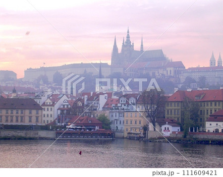 チェコ共和国　夕方のプラハ城のシルエットとブルタヴァ川 111609421