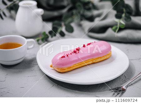 Eclairs with glaze on a white plate 111609724