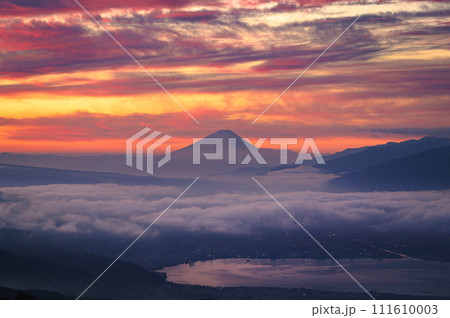 朝焼けの雲海と浮かび上がる富士山 111610003