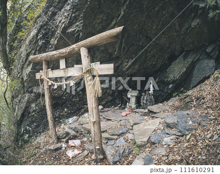 崖にある祠を広角レンズで撮影 111610291