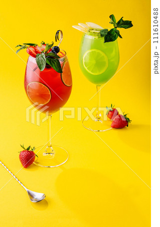 Cocktails with fresh strawberries, kiwi and lemons 111610488
