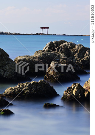 海に浮かぶ鳥居 海に浮かぶ鳥居 111610652