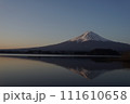 早朝の河口湖に映る富士山のシルエット 111610658