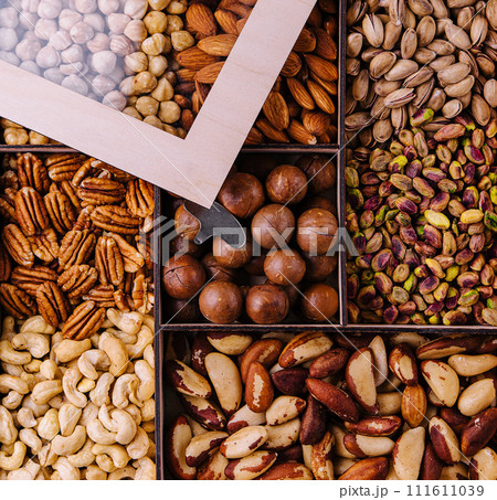 Assorted nuts in a wooden box 111611039