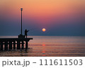 日の出と釣り人 111611503