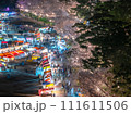 夜桜と屋台の灯り 111611506