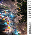 ライトアップされた夜桜と屋台 111611507