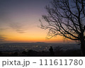 若草山から望む夕焼けと夜景のはざま 111611780