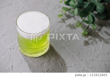 Glass of green soda on top view 111612605