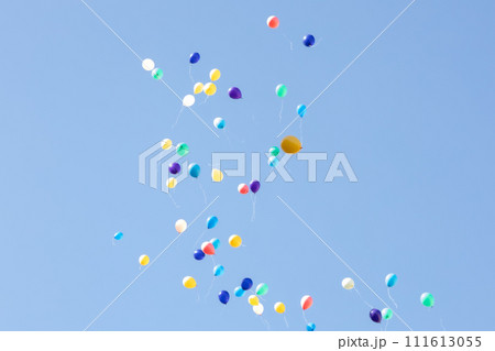 空高く飛ぶバルーン カラフルに彩る祝福の空 空高く飛ぶバルーン カラフルに彩る祝福の空 111613055