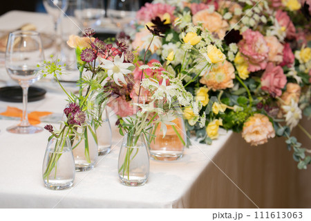 色鮮やかな生花で飾られるテーブル装飾　フラワーアレンジメント 111613063