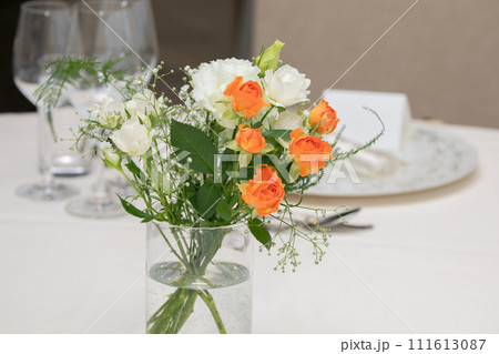 白とオレンジの生花　装飾　 111613087