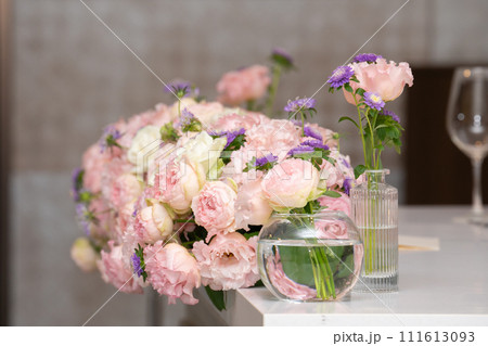 恋愛運と結婚運の上がるピンク色の花々 装花 恋愛運と結婚運の上がるピンク色の花々 装花 111613093