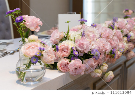 恋愛運と結婚運の上がるピンク色の花々 装花 恋愛運と結婚運の上がるピンク色の花々 装花 111613094