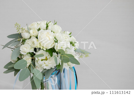 優しいアイボリーで作られた花束 111613142