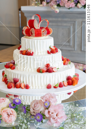 苺の豪華なケーキ　イベント背景素材 111613146