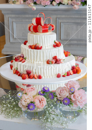 苺の豪華なケーキ　イベント背景素材 111613147