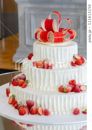 苺の豪華なケーキ　イベント背景素材 111613150