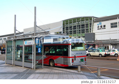 JR小松駅西口に停車中の小松空港行の北鉄加賀バス JR小松駅西口に停車中の小松空港行の北鉄加賀バス 111613217