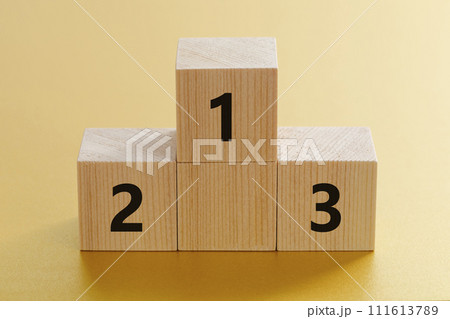 金背景の表彰台 111613789